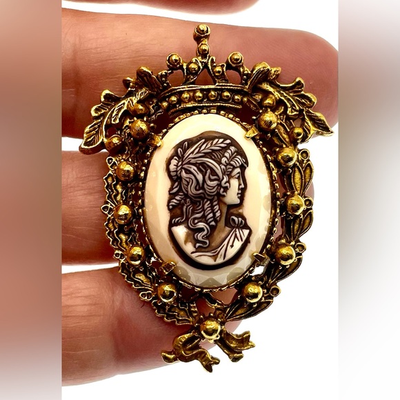 Vintage Signed Florenza Gold Plated Ornate Crest Brooch Pin Resin Cameo - Picture 1 of 9